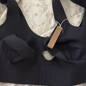 Seamless Black Sports Bra